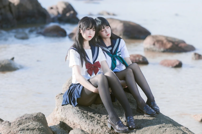 三無人型《水手服百合黑丝（&不呆猫）》主题写真：51张全套美图，含1个视频