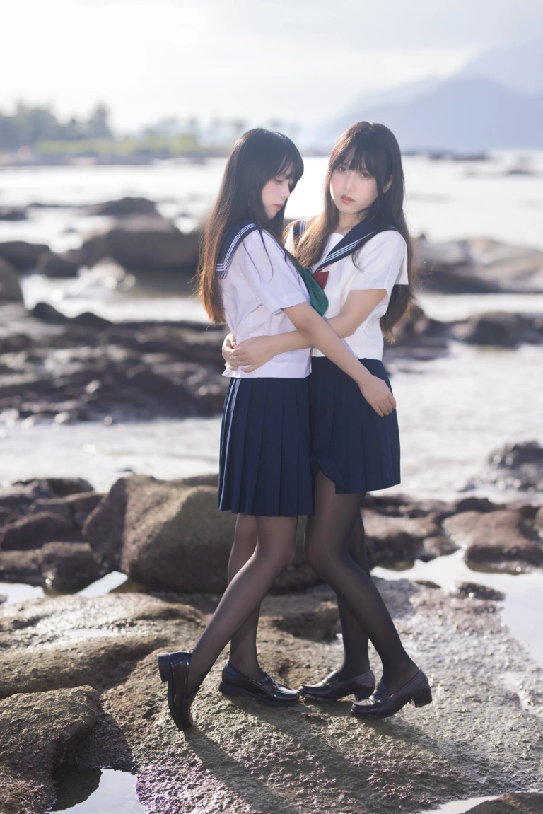 三無人型《水手服百合黑丝（&不呆猫）》主题写真：51张全套美图，含1个视频