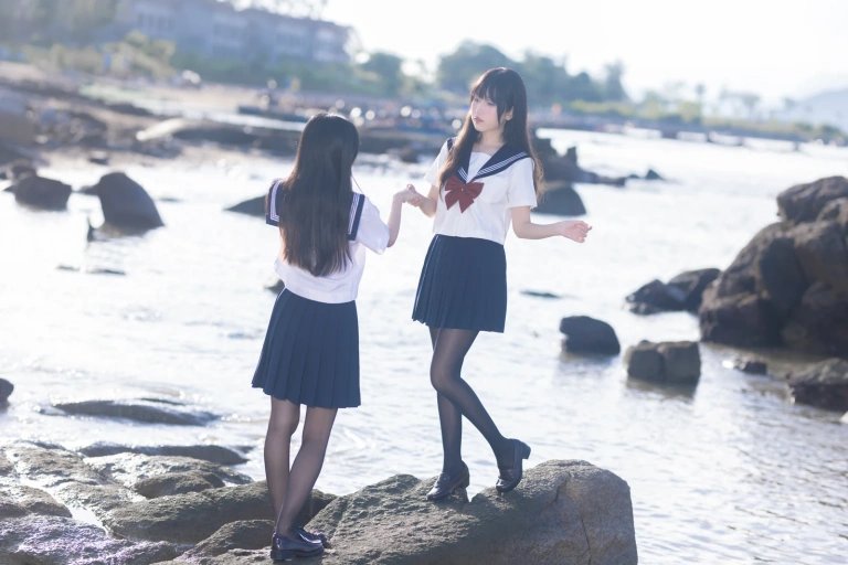 三無人型《水手服百合黑丝（&不呆猫）》主题写真：51张全套美图，含1个视频