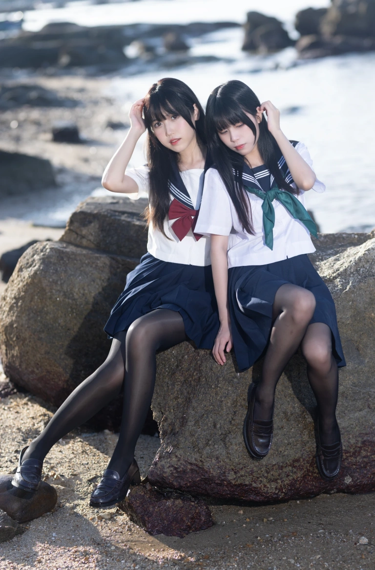 三無人型《水手服百合黑丝（&不呆猫）》主题写真：51张全套美图，含1个视频