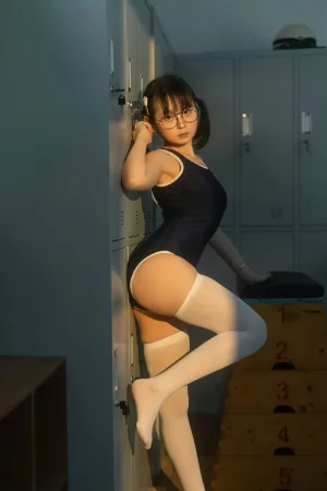 幼水铃衣《午间更衣室》主题写真：75张全套美图