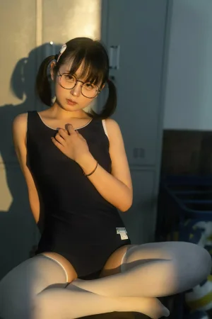 幼水铃衣《午间更衣室》主题写真：75张全套美图