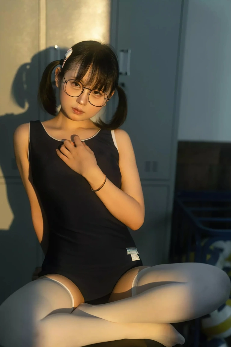幼水铃衣《午间更衣室》主题写真：75张全套美图