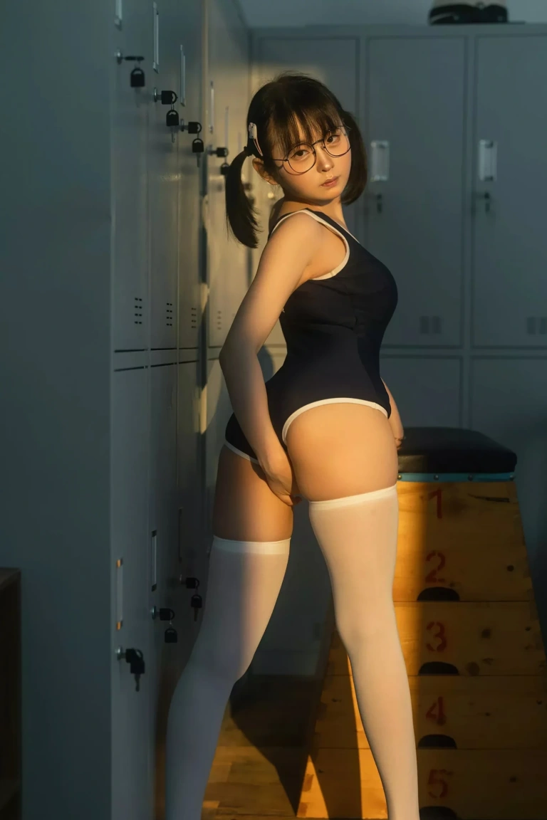 幼水铃衣《午间更衣室》主题写真：75张全套美图