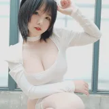阿半今天很开心《白色肉感》主题写真：9张全套美图