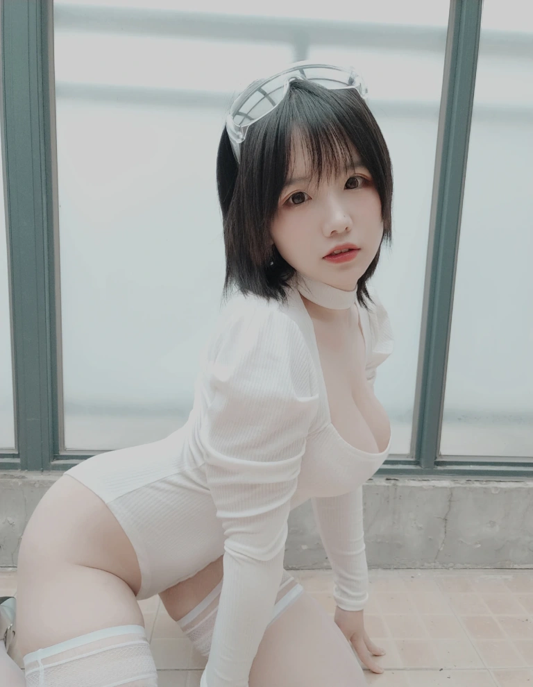 阿半今天很开心《白色肉感》主题写真：9张全套美图