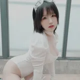 阿半今天很开心《白色肉感》主题写真：9张全套美图