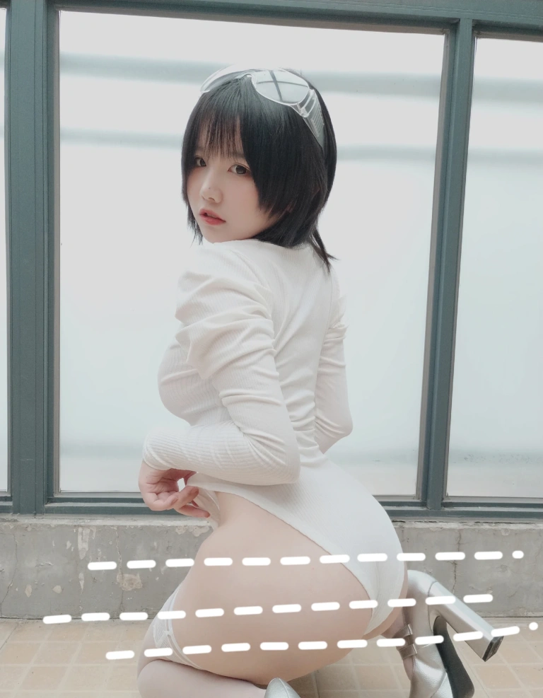 阿半今天很开心《白色肉感》主题写真：9张全套美图