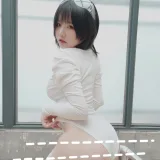 阿半今天很开心《白色肉感》主题写真：9张全套美图