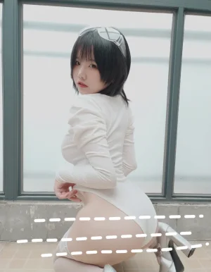 阿半今天很开心《白色肉感》主题写真：9张全套美图