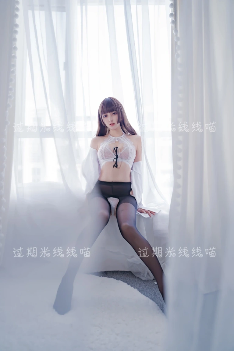 过期米线线喵《白色ol》主题写真：40张全套美图