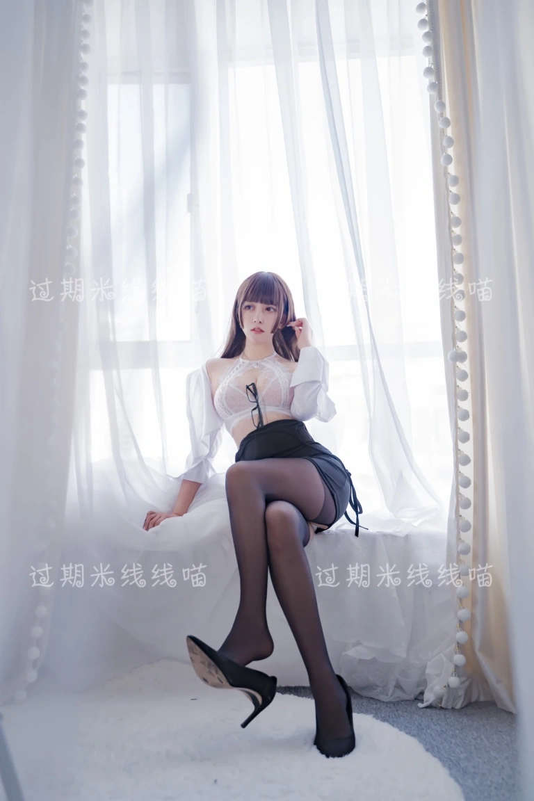 过期米线线喵《白色ol》主题写真：40张全套美图