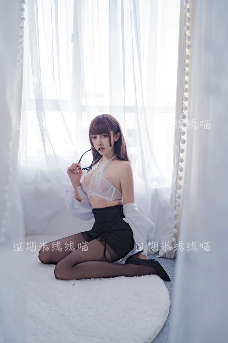 过期米线线喵《白色ol》主题写真：40张全套美图