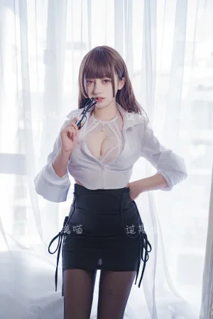过期米线线喵《白色ol》主题写真：40张全套美图