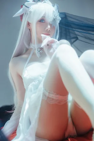 焖焖碳《碧蓝航线 埃姆登 双黑白夜之主（&Tomoyo酱）》主题写真：29张全套美图