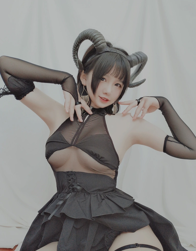 阿半今天很开心《玛修杂图》主题写真：20张全套美图