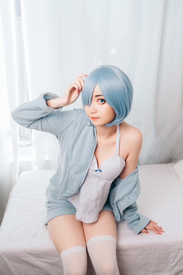 许枳《蕾姆的小床》主题写真：21张全套美图