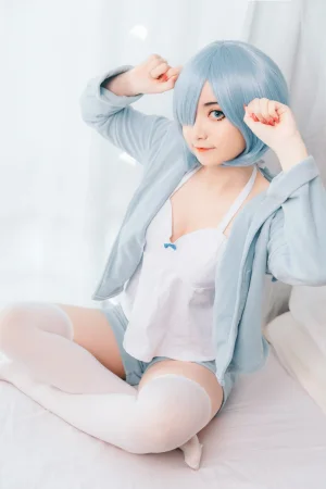 许枳《蕾姆的小床》主题写真：21张全套美图