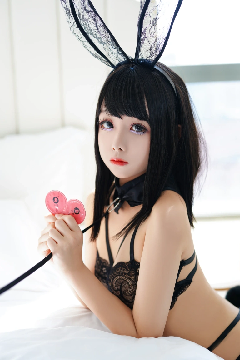 日奈娇(椎名莜)《黑色兔兔》主题写真：25张全套美图