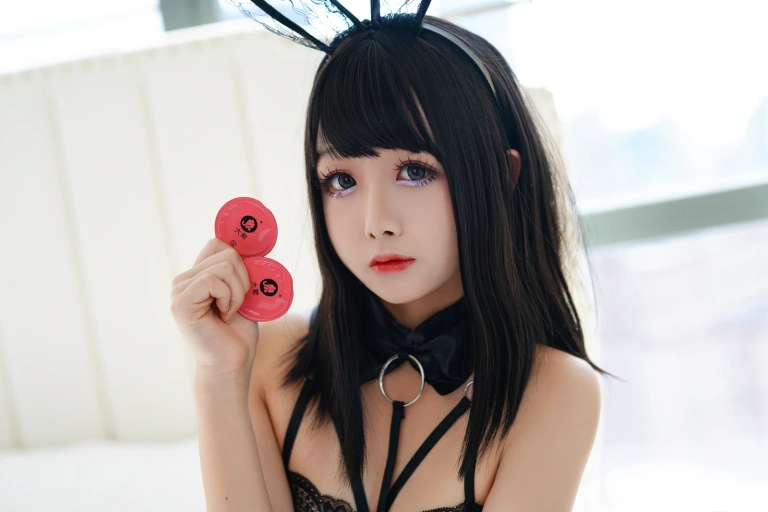 日奈娇(椎名莜)《黑色兔兔》主题写真：25张全套美图
