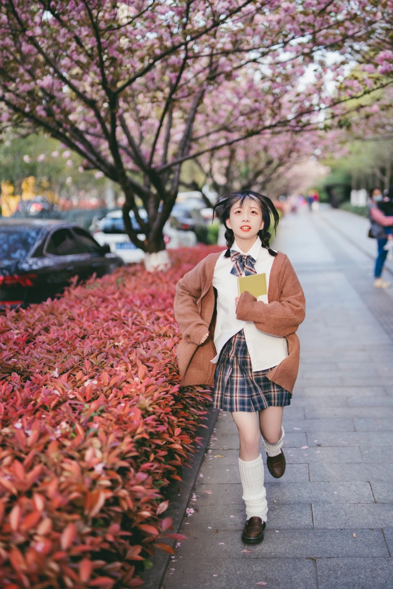 清青琴玖《想和你一起在四月吹春风》主题写真：25张全套美图