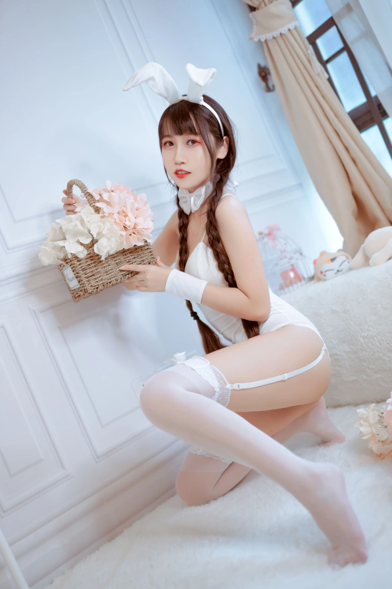 不呆猫《白色兔女郎》主题写真：28张全套美图