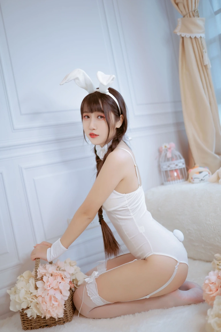 不呆猫《白色兔女郎》主题写真：28张全套美图