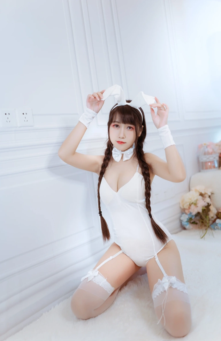 不呆猫《白色兔女郎》主题写真：28张全套美图