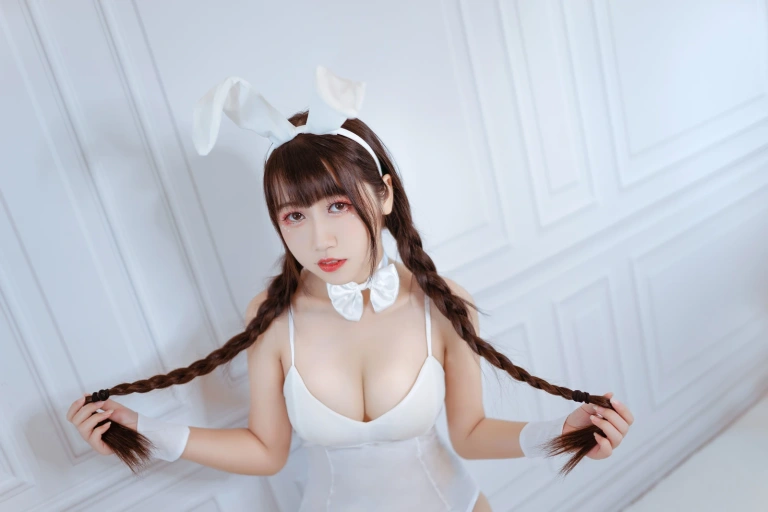 不呆猫《白色兔女郎》主题写真：28张全套美图