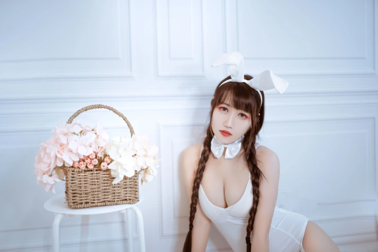 不呆猫《白色兔女郎》主题写真：28张全套美图