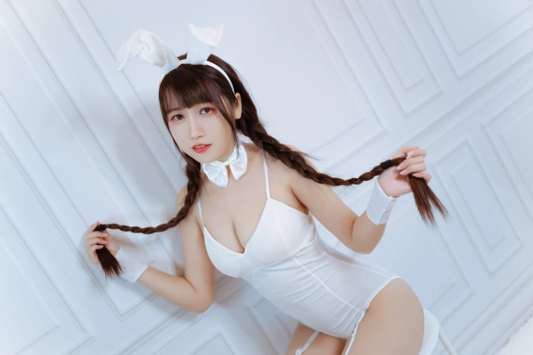 不呆猫《白色兔女郎》主题写真：28张全套美图