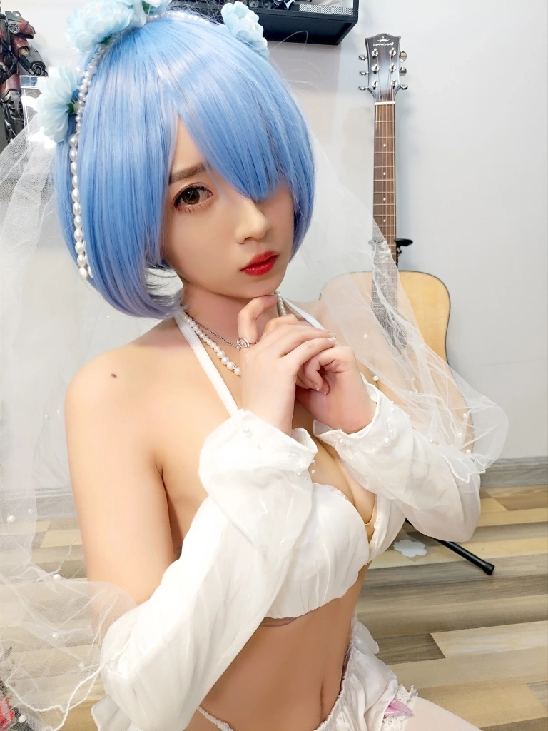 小女巫露娜《蕾姆婚纱》主题写真：29张全套美图