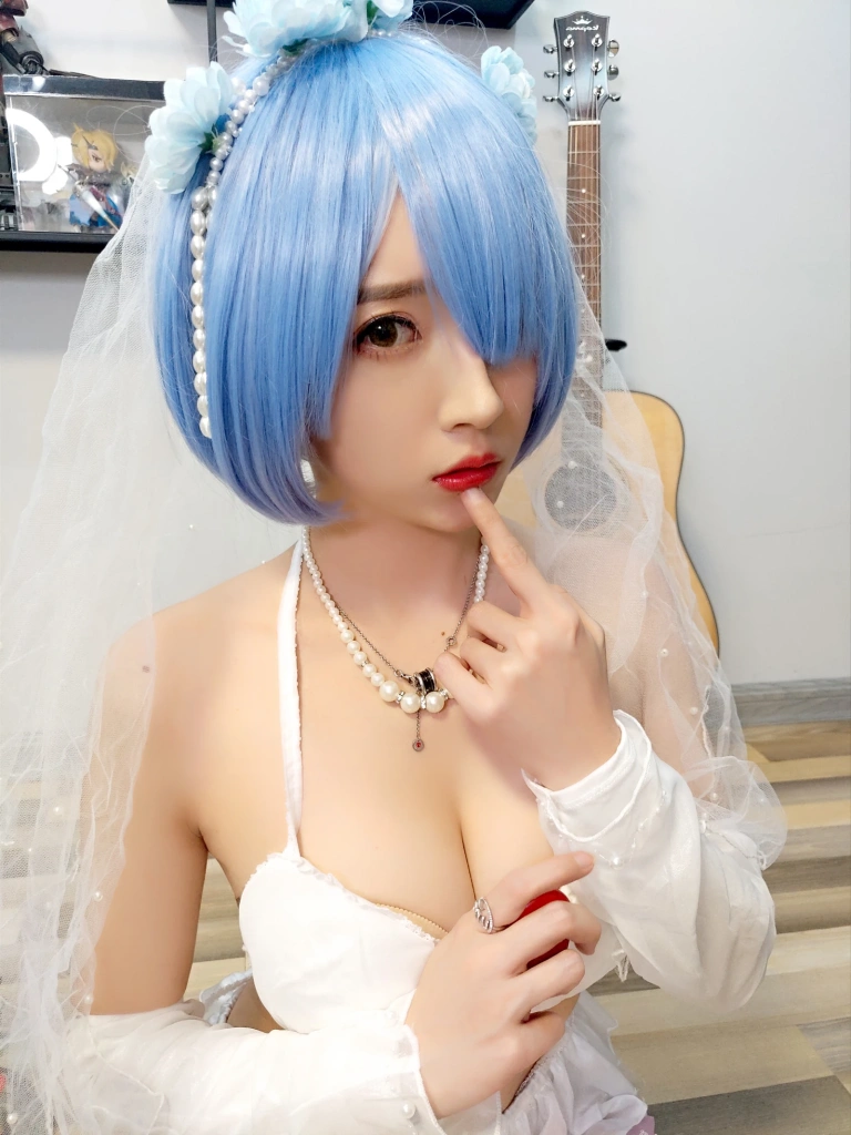 小女巫露娜《蕾姆婚纱》主题写真：29张全套美图