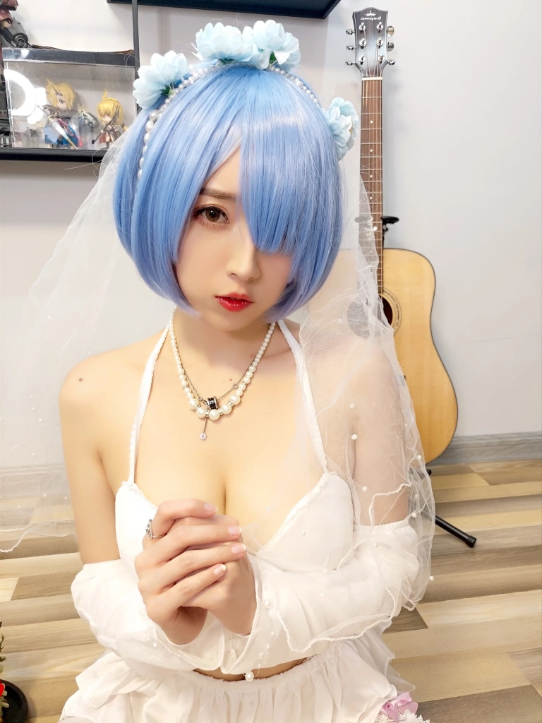 小女巫露娜《蕾姆婚纱》主题写真：29张全套美图