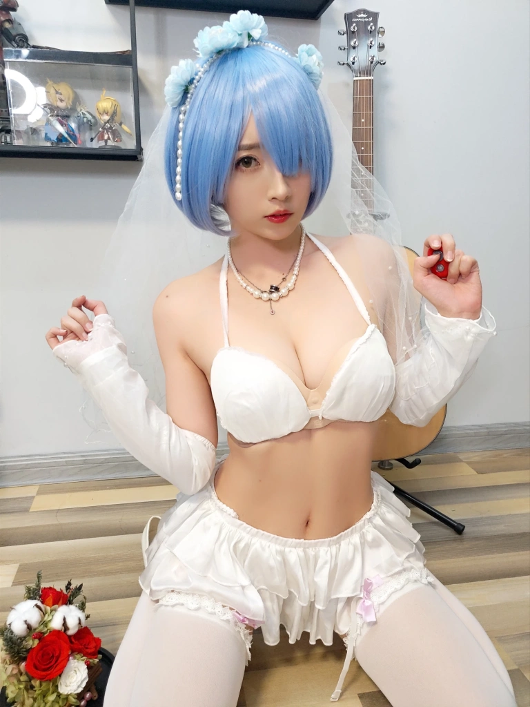 小女巫露娜《蕾姆婚纱》主题写真：29张全套美图