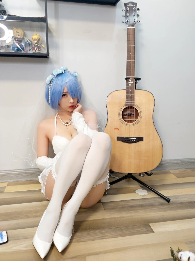 小女巫露娜《蕾姆婚纱》主题写真：29张全套美图