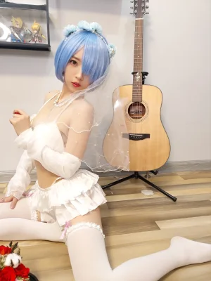 小女巫露娜《蕾姆婚纱》主题写真：29张全套美图