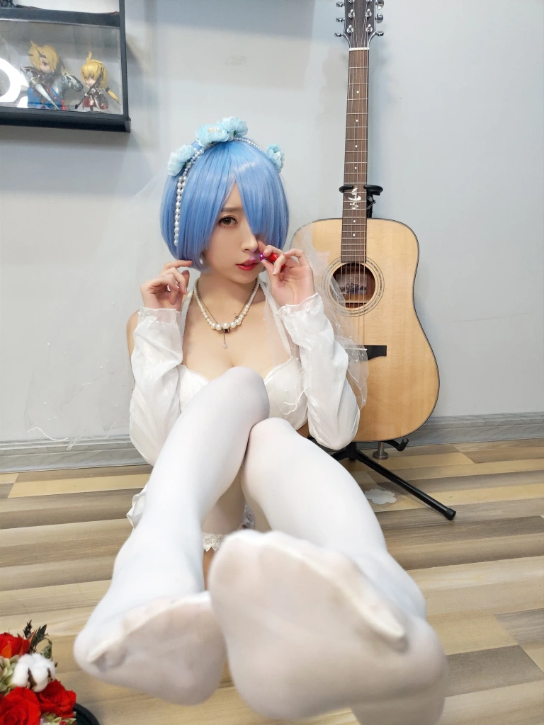 小女巫露娜《蕾姆婚纱》主题写真：29张全套美图
