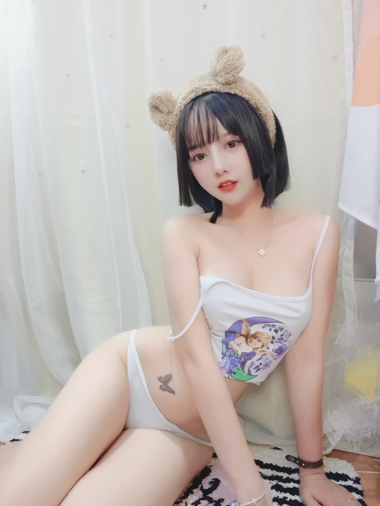 过期米线线喵《白色吊带》主题写真：36张全套美图