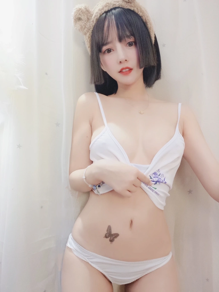 过期米线线喵《白色吊带》主题写真：36张全套美图