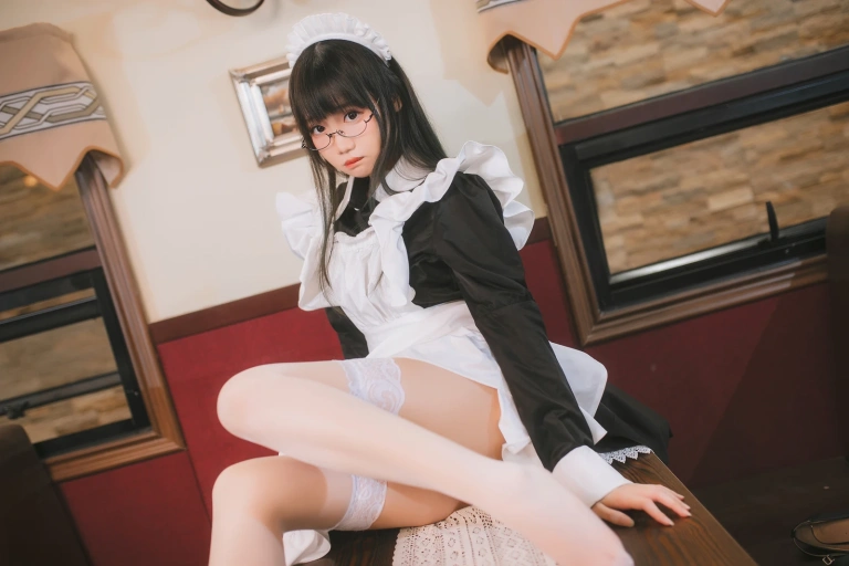 焖焖碳《女仆》主题写真：33张全套美图