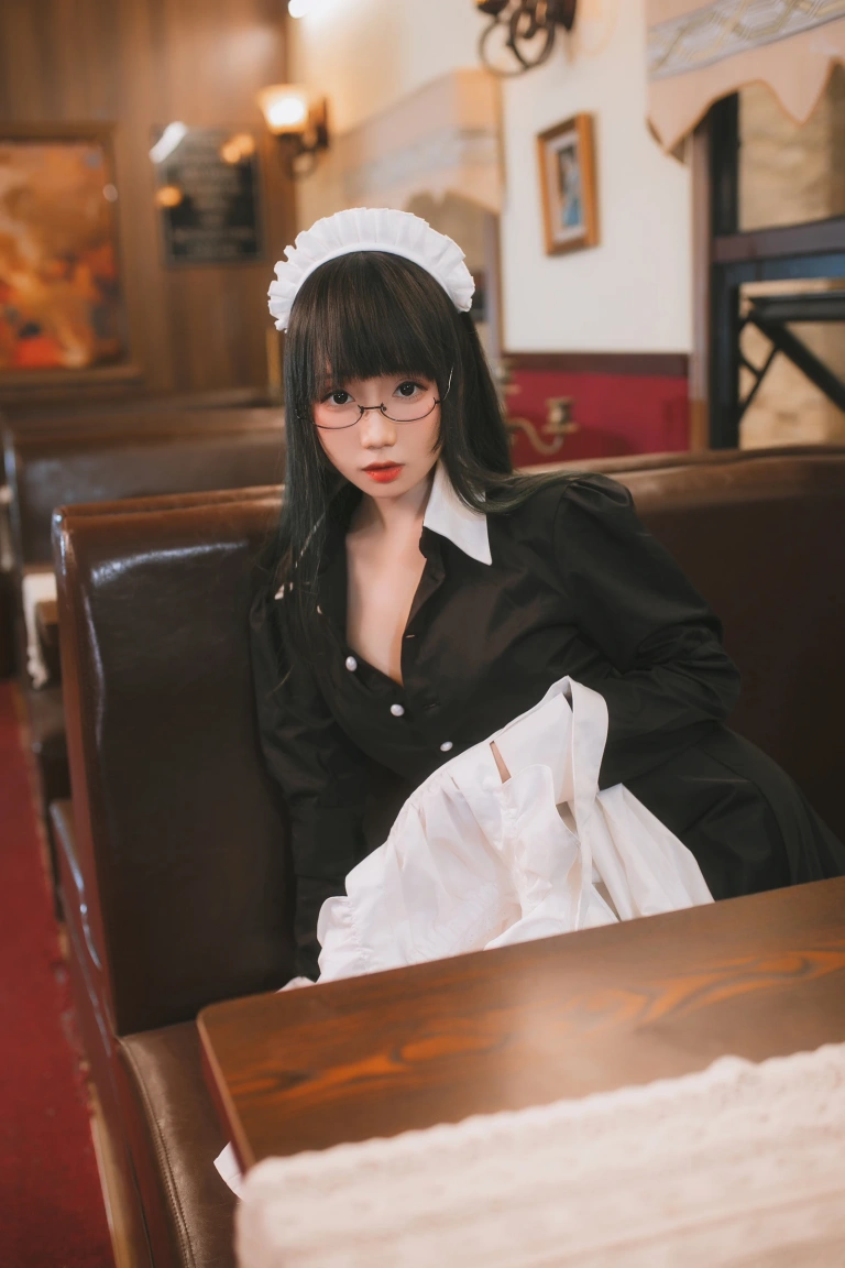 焖焖碳《女仆》主题写真：33张全套美图