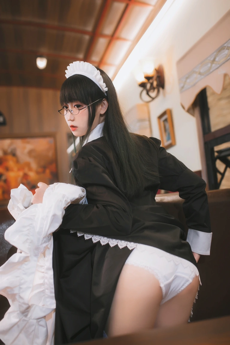 焖焖碳《女仆》主题写真：33张全套美图