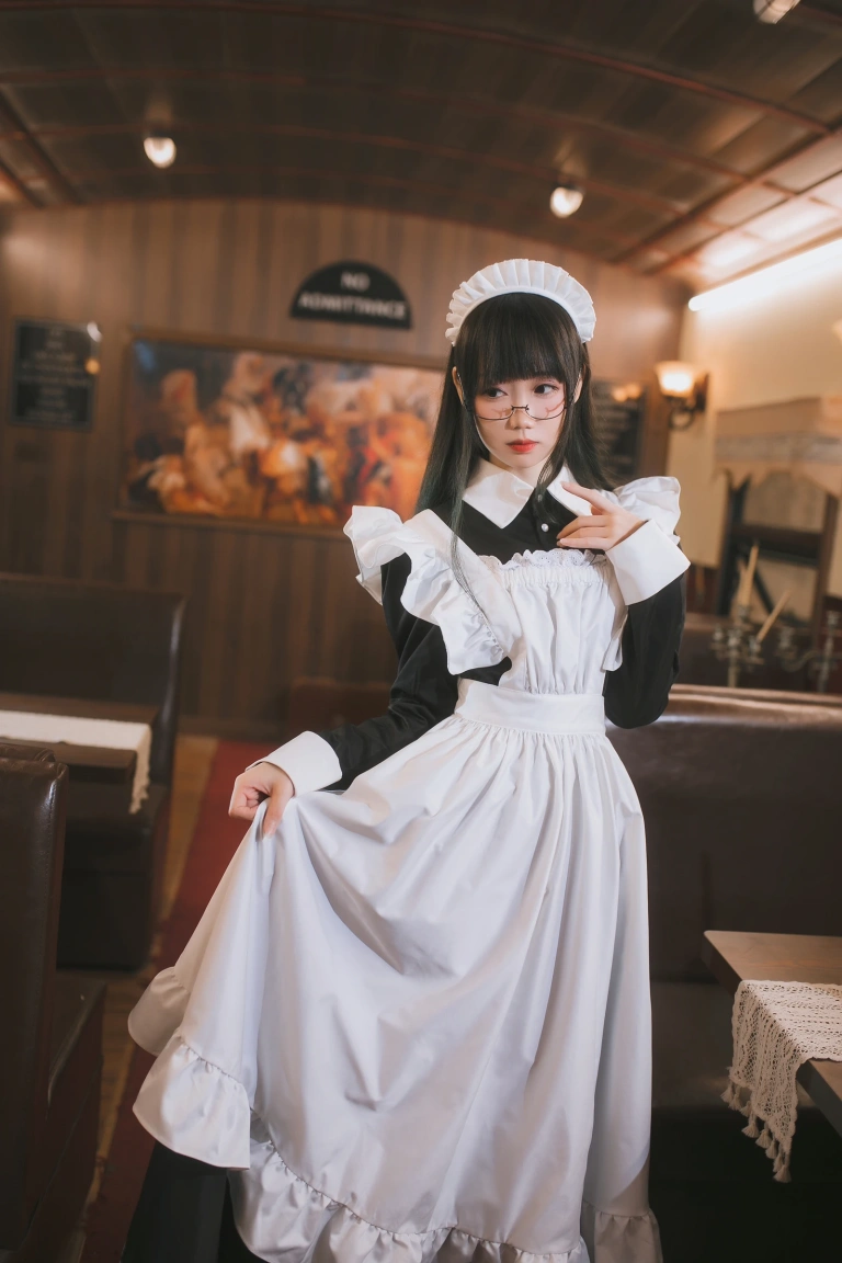 焖焖碳《女仆》主题写真：33张全套美图