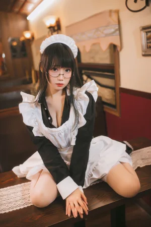 焖焖碳《女仆》主题写真：33张全套美图