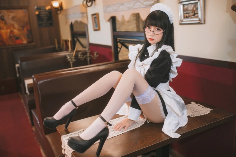 焖焖碳《女仆》主题写真：33张全套美图