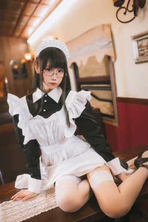 焖焖碳《女仆》主题写真：33张全套美图