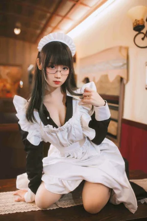 焖焖碳《女仆》主题写真：33张全套美图
