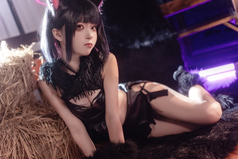矢量鱼《蔚蓝档案 杏山和纱万圣节》主题写真：34张全套美图