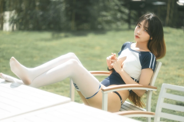 杏仁曲奇《蓝白泳装》主题写真：50张全套美图